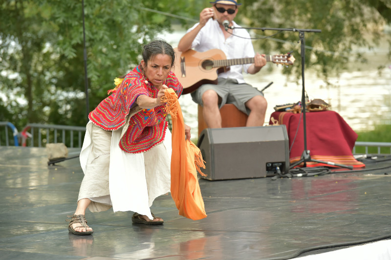 Carmen Samayoa de Cimi Mondes au festival rio Loco joue le lapin